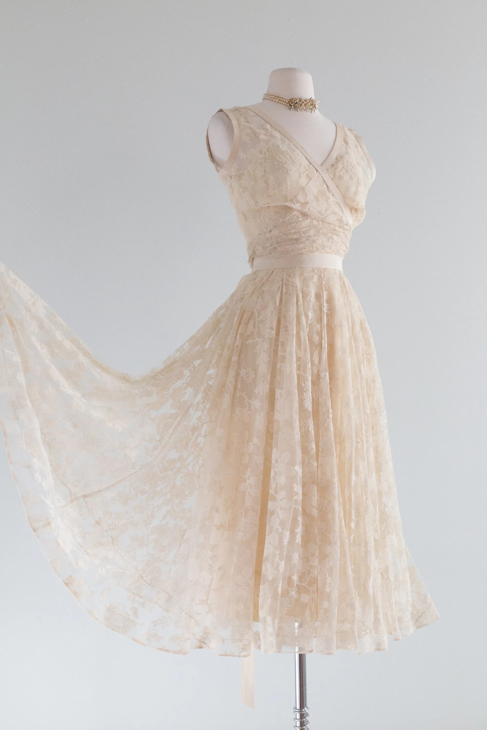 1950's Ethereal Ivory Lace Wedding Dress By Larry Aldrich / Small