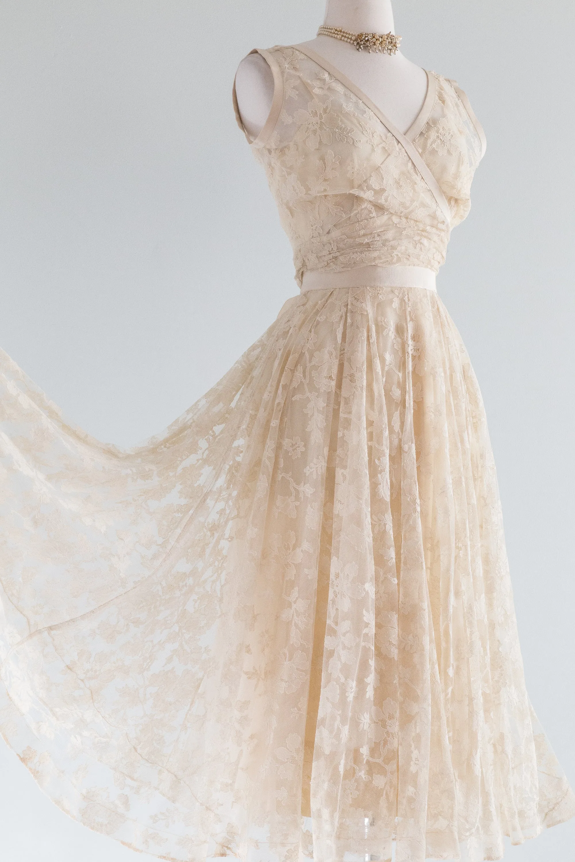 1950's Ethereal Ivory Lace Wedding Dress By Larry Aldrich / Small